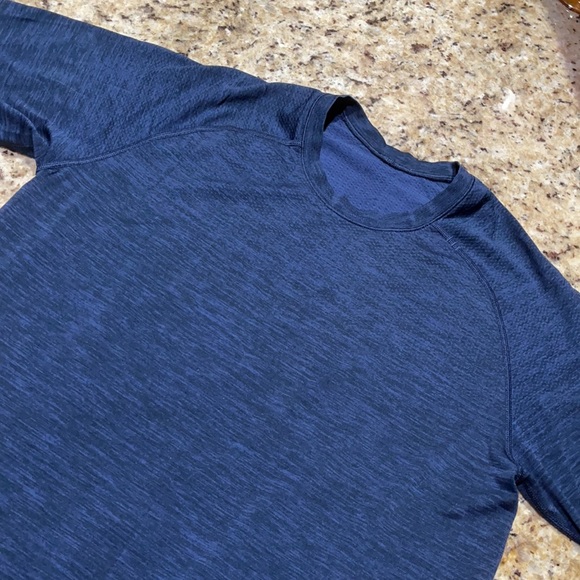 Lululemon shirt - Picture 2 of 5